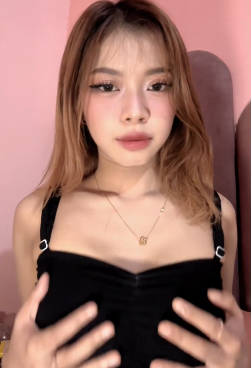 Vina cewek cantik hobi pamer tetek